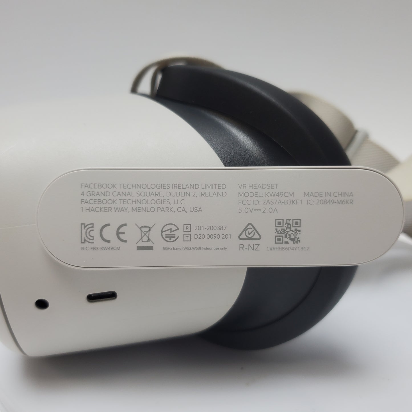 Oculus Quest 2 128GB Standalone All-in-One VR Headset KW49CM